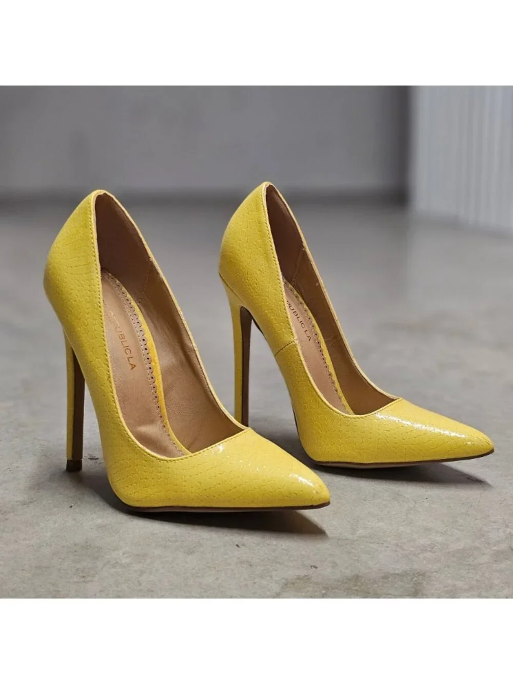 Yellow High Heel Pumps With Faux Snakeskin Texture & Pointed Toe Design